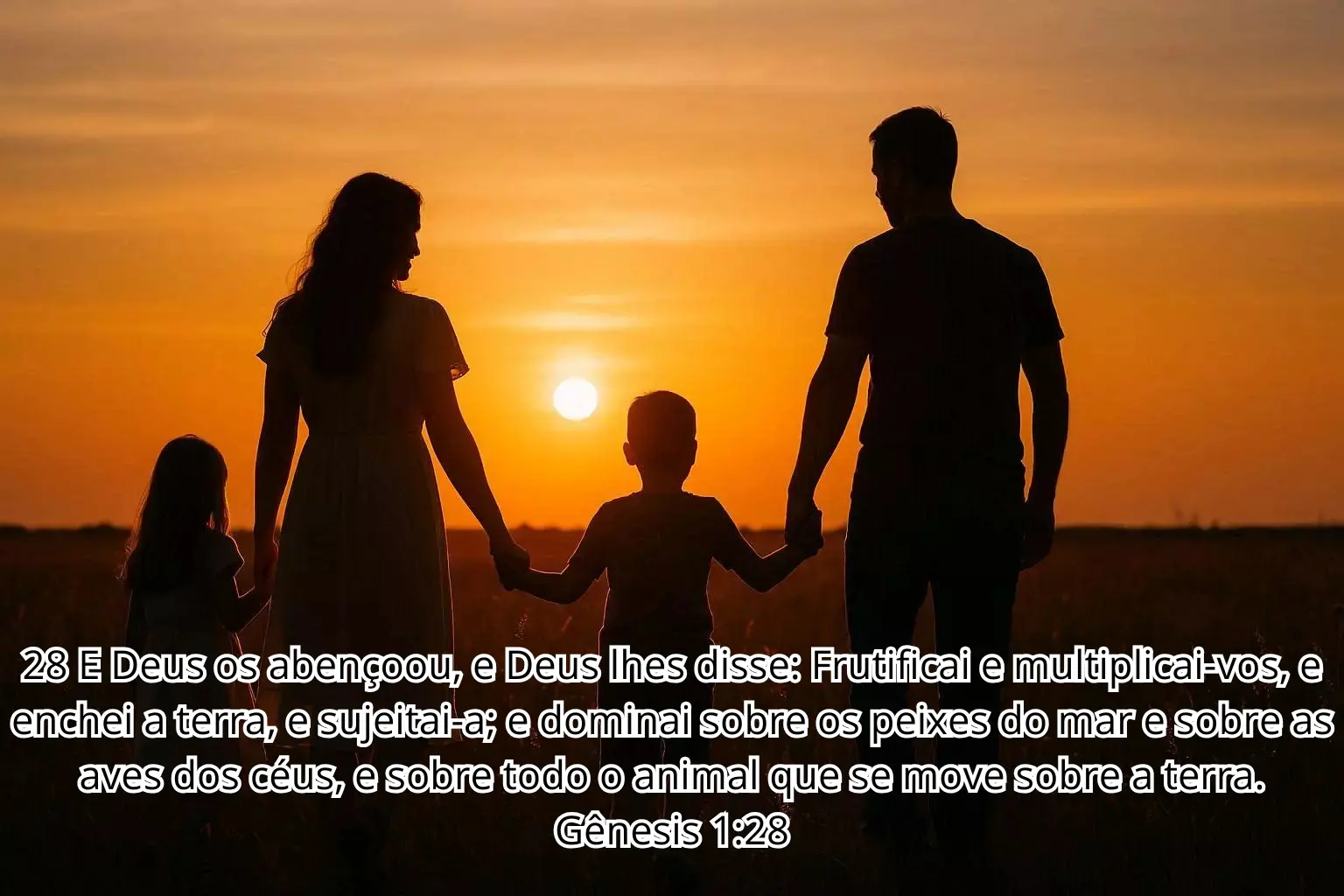 Família caminhando em um campo ao pôr do sol, com uma criança segurando a mão do pai, representando fé e união.